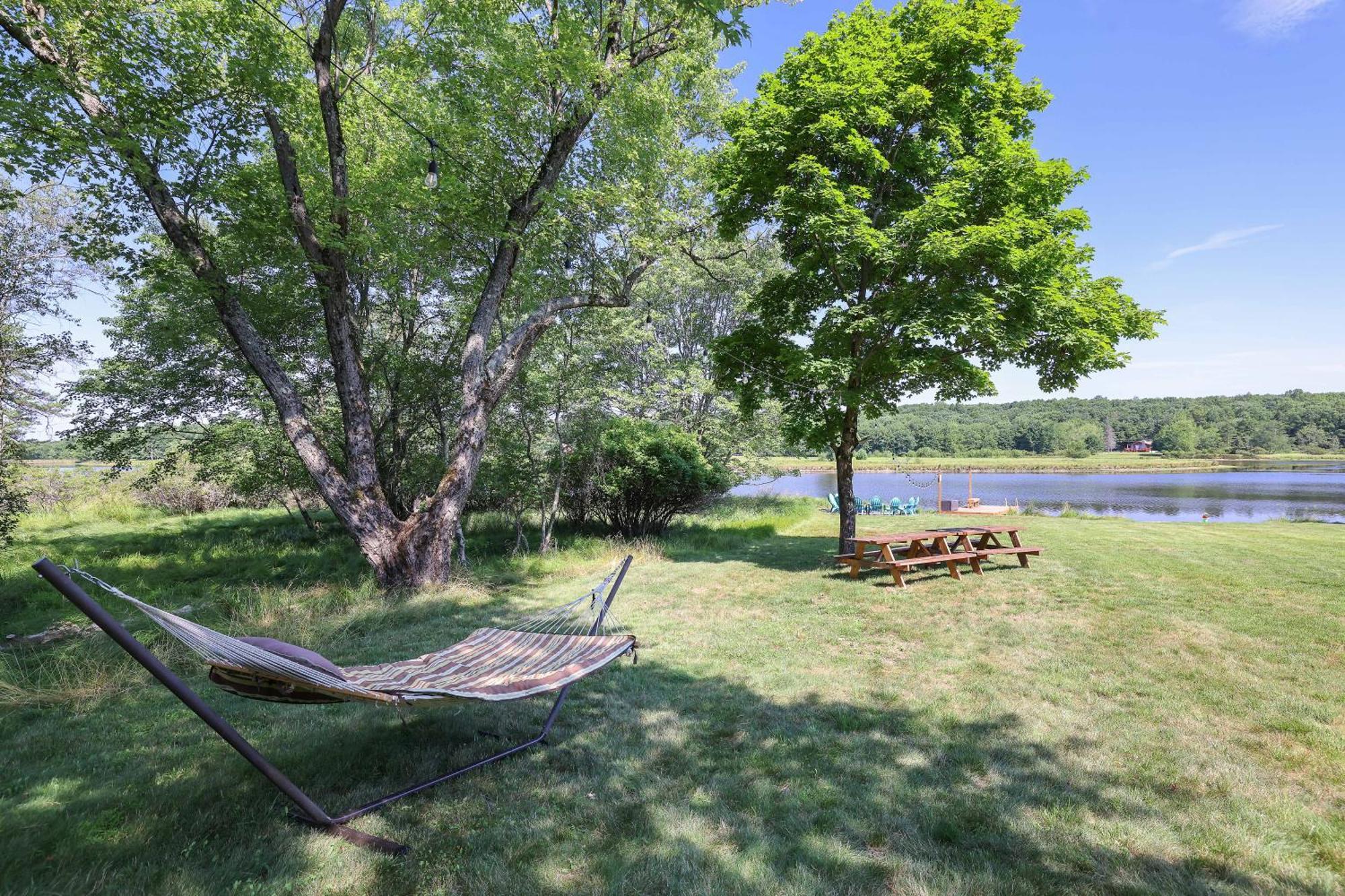 Poconos Brand New Lakefront Oasis 1 Acre, Hottub Gameroom Firepits Talk About Privacy Albrightsville Buitenkant foto