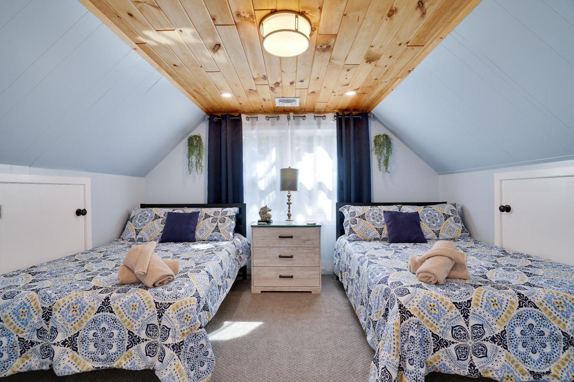 Poconos Brand New Lakefront Oasis 1 Acre, Hottub Gameroom Firepits Talk About Privacy Albrightsville Buitenkant foto