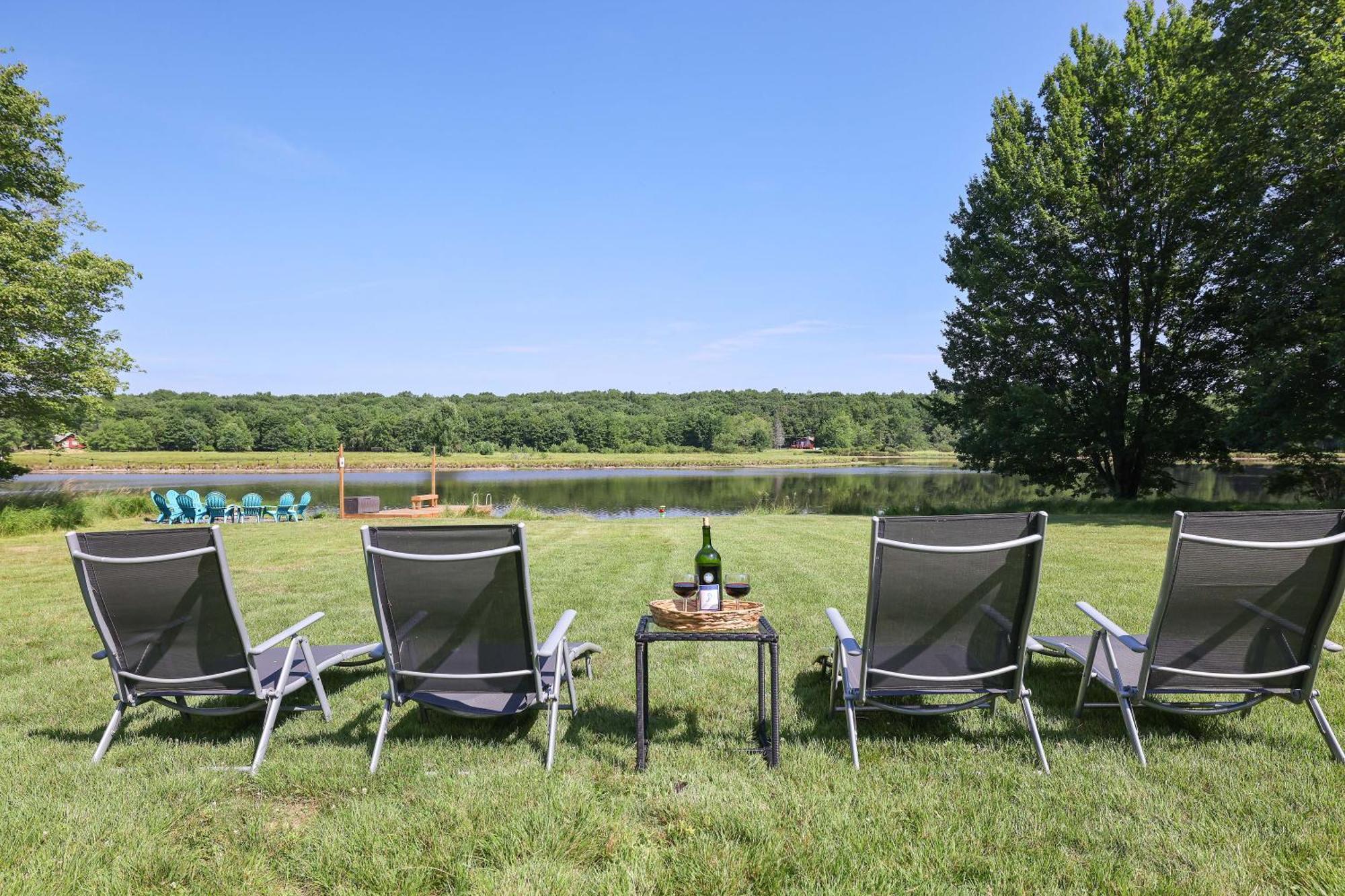 Poconos Brand New Lakefront Oasis 1 Acre, Hottub Gameroom Firepits Talk About Privacy Albrightsville Buitenkant foto